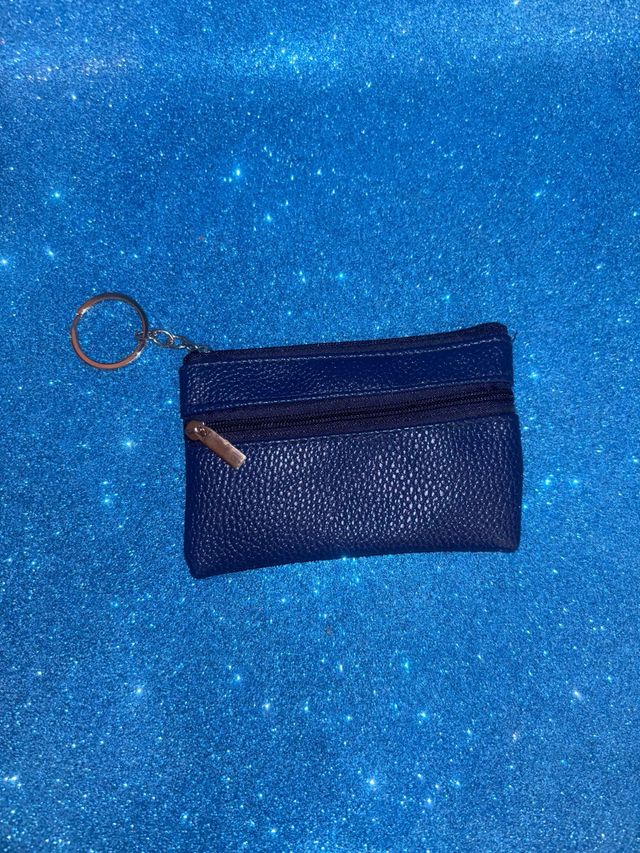 Monedero azul con llavero
