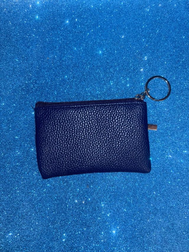 Monedero azul con llavero