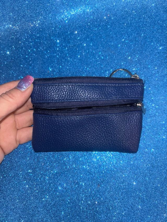 Monedero azul con llavero