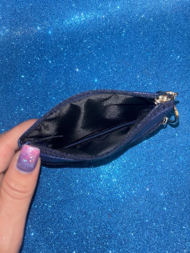 Monedero azul con llavero