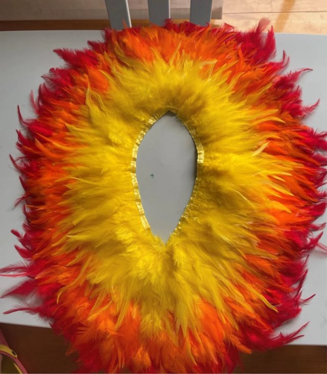 Cuello de plumas de colores