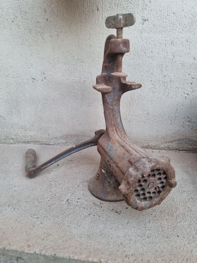 Picadora de carne antigua