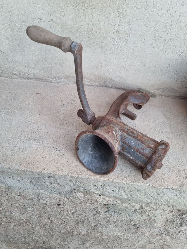 Picadora de carne antigua