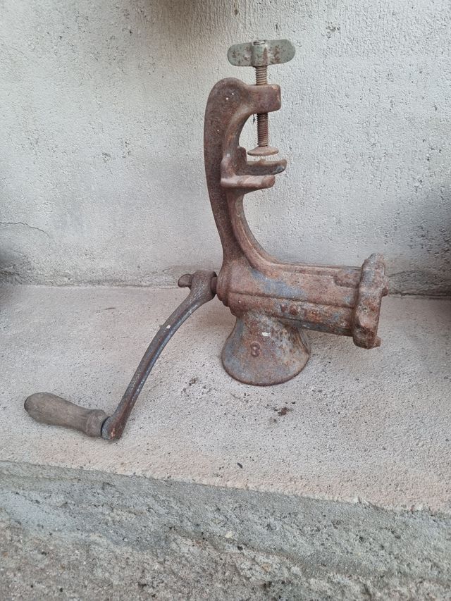 Picadora de carne antigua