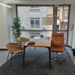 Mesa y sillas de oficina.