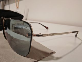 Gafas de sol Prada con cristal verde-plata
