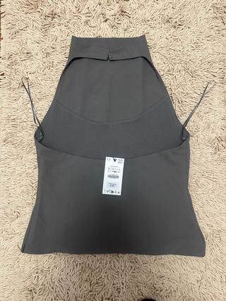 Top Zara gris cuello alto sin mangas