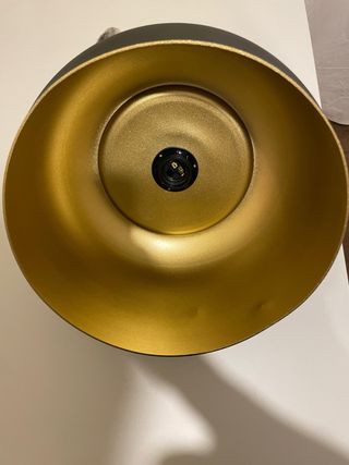 Lámpara de techo negra y dorada
