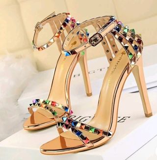 Zapatos de tacón dorados con tachuelas multicolor