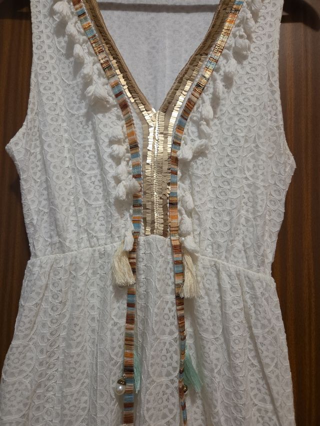 Vestido comprido branco com detalhes