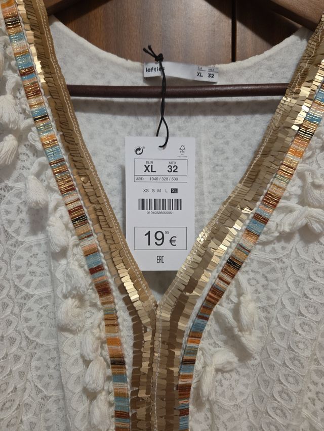 Vestido comprido branco com detalhes