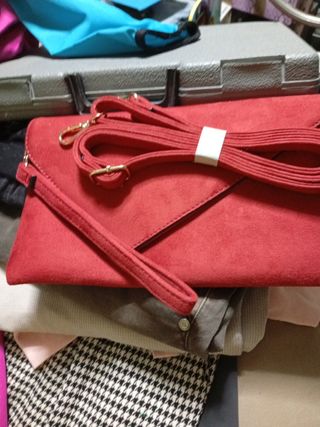 Bolso de sobre rojo