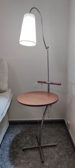 Mesa auxiliar con lámpara