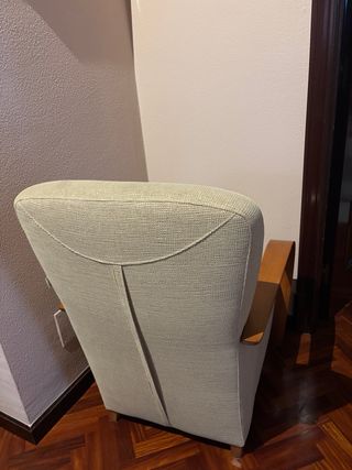 Butaca de tela y madera color beige