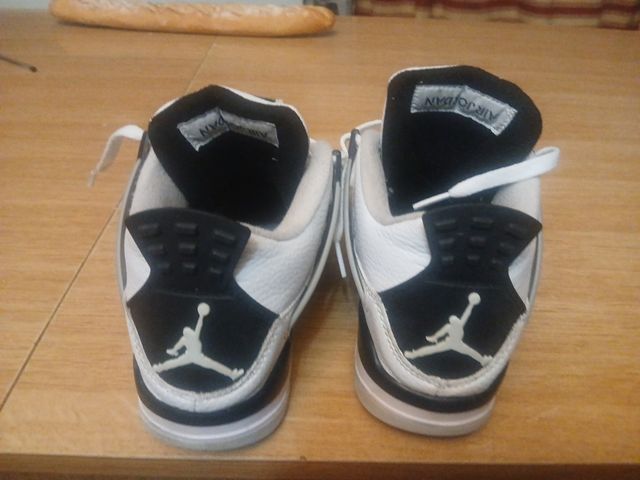 Zapatillas Jordan 4 Retro Military Black.