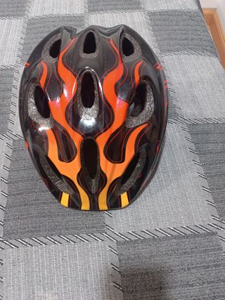 Casco de bicicleta negro con diseño de llamas