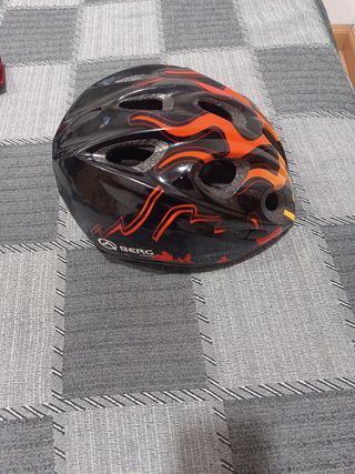 Casco de bicicleta negro con diseño de llamas