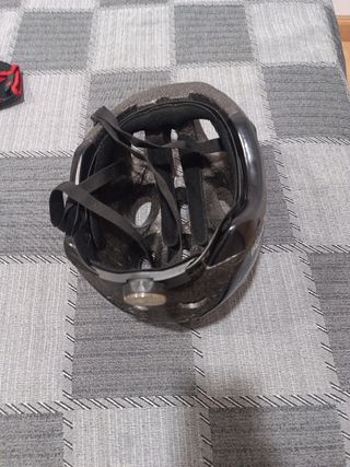 Casco de bicicleta negro con diseño de llamas
