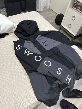 Chaqueta Nike Swoosh Negra y Gris