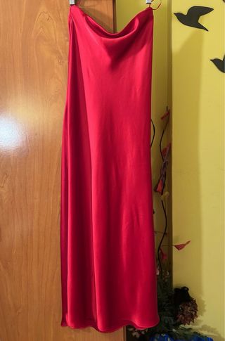 Falda roja satinada de Zara 