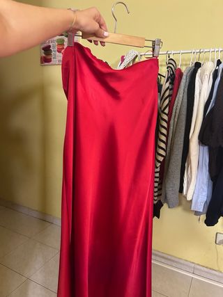 Falda roja satinada de Zara 