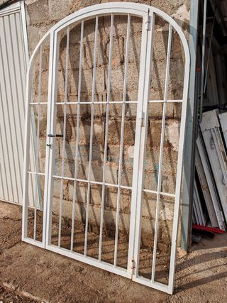 Puerta de forja blanca con arco