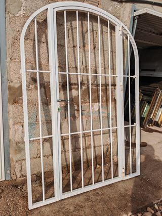 Puerta de forja blanca con arco