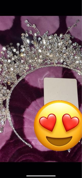 Tiara de pedrería plateada