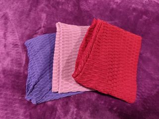 Leggings texturizados rosa, morado y burdeos 