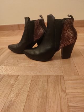 Botines de tacón negros y marrones