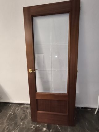Puerta madera con cristal y manilla dorada