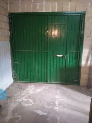 Puerta de garaje verde