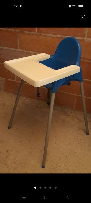 Trona Ikea azul y blanca con safata (muy poco uso)