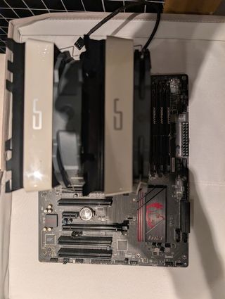 Placa base MSI con disipador y RAM HyperX