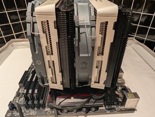 Placa base MSI con disipador y RAM HyperX
