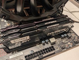 Placa base MSI con disipador y RAM HyperX