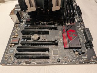 Placa base MSI con disipador y RAM HyperX