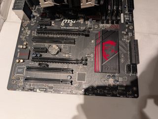 Placa base MSI con disipador y RAM HyperX