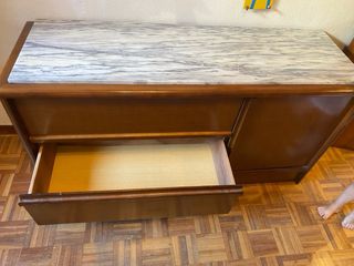 Cómoda grande de madera con mármol