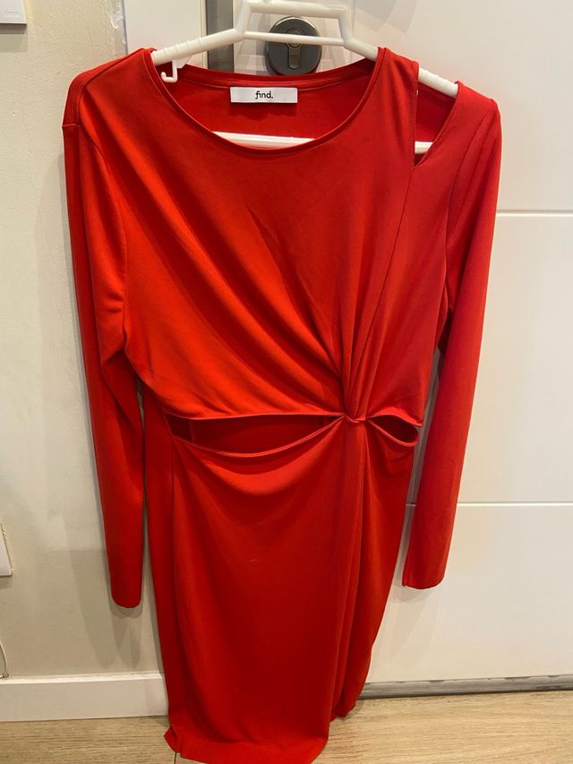 Vestido rojo Find. con escote y abertura