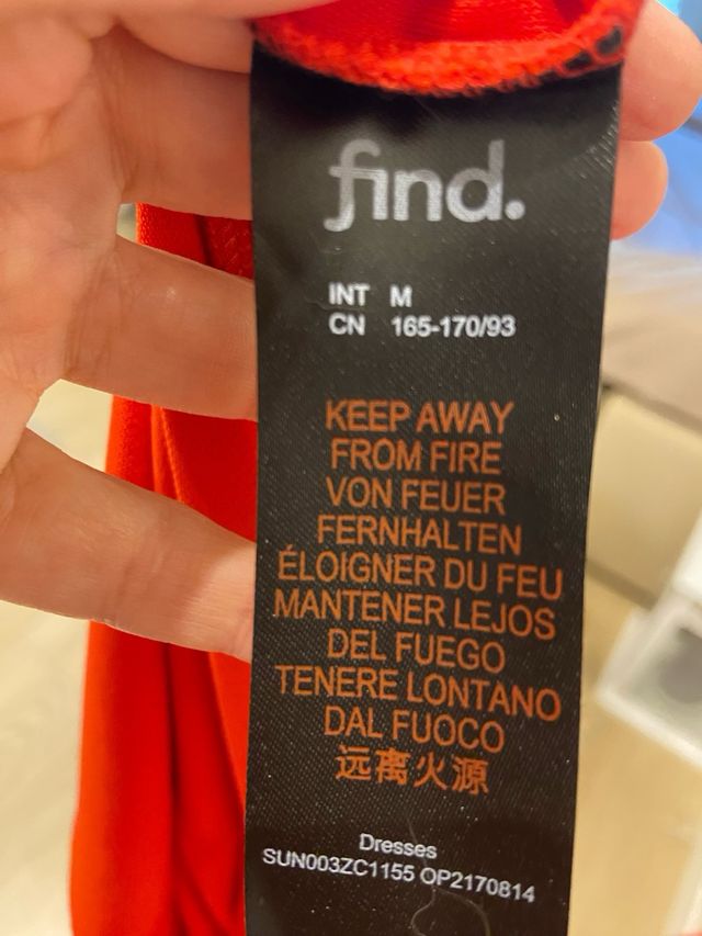 Vestido rojo Find. con escote y abertura