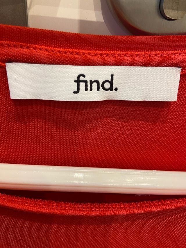 Vestido rojo Find. con escote y abertura