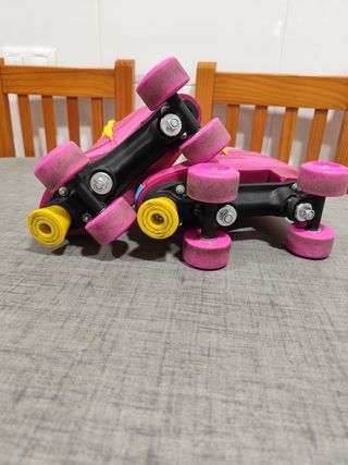 Patines de ruedas rosas y amarillos