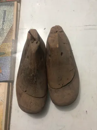 Hormas de zapatero se venden a 10 euros cada par