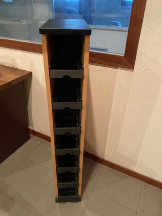 Estantería para CD’s de madera.