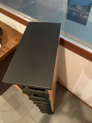 Estantería para CD’s de madera.