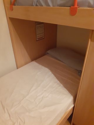 Litera de madera con armario