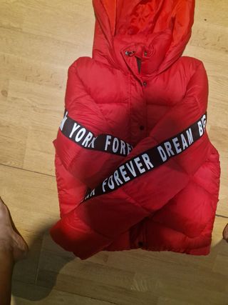 Chaqueta de invierno roja con letras. Primark