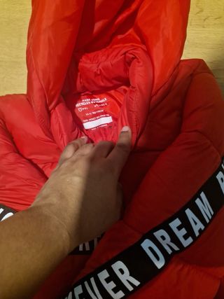 Chaqueta de invierno roja con letras. Primark
