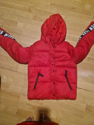 Chaqueta de invierno roja con letras. Primark